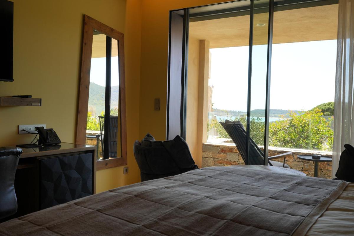 Un ou plusieurs lits dans un hébergement de l'établissement Les Regalia Hôtel & Spa