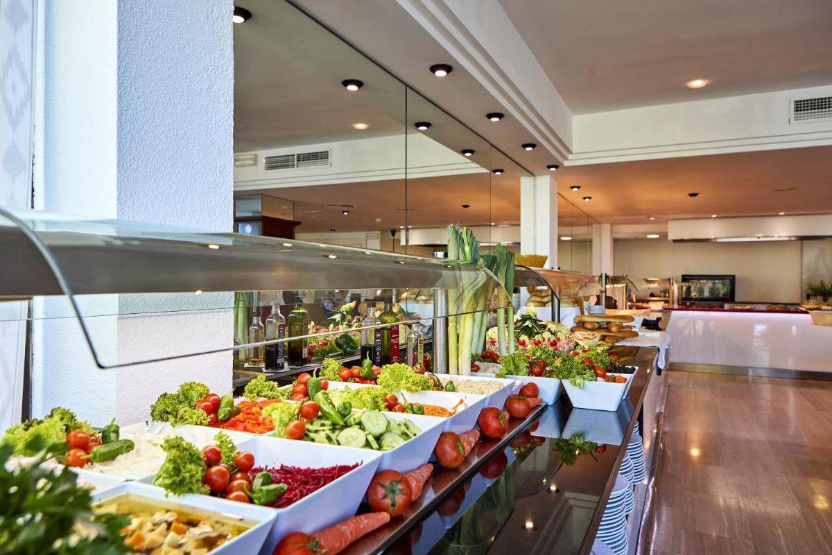 Comida en o cerca de este hotel