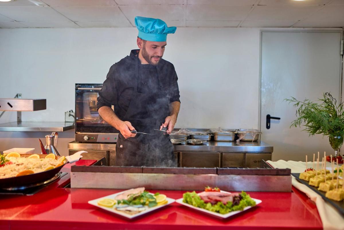 Comida en o cerca de este hotel