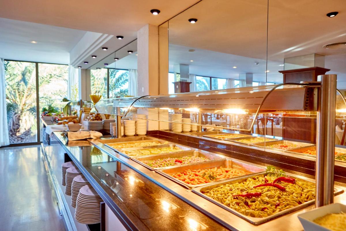 Comida en o cerca de este hotel