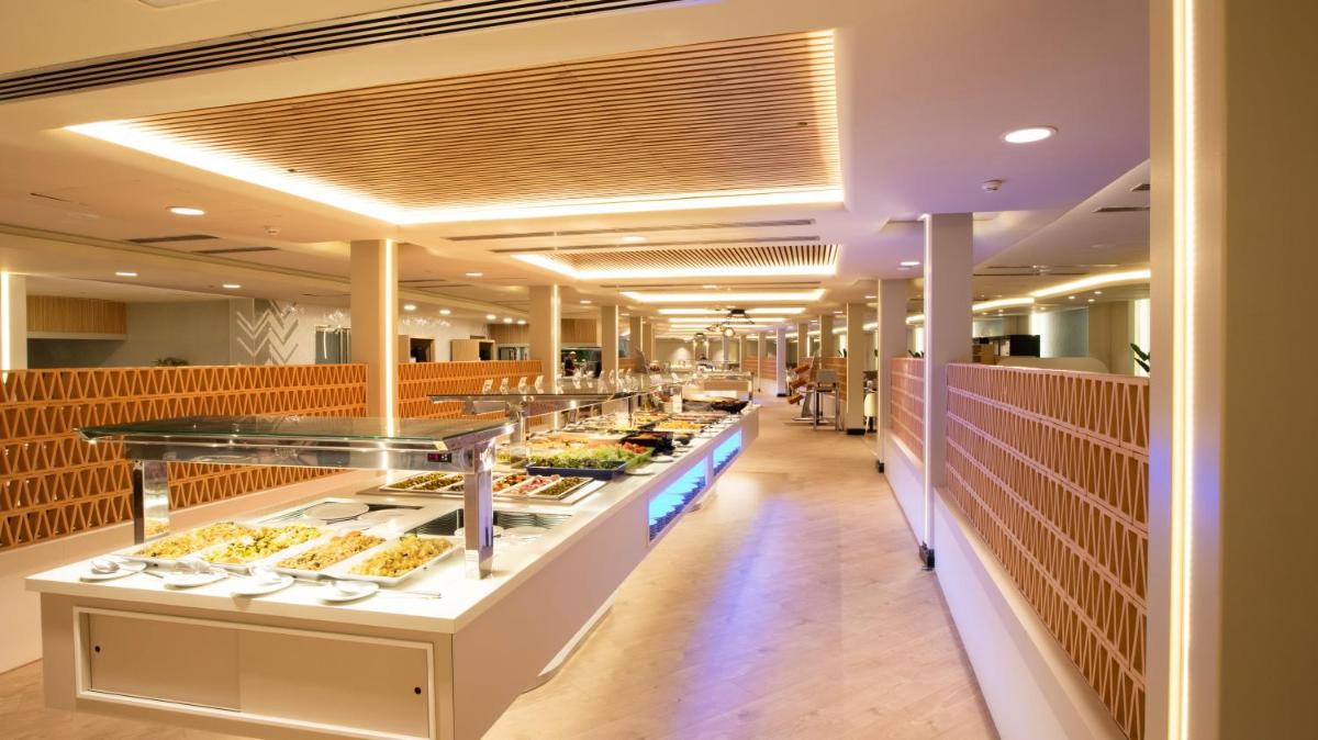 Comida en o cerca de este hotel