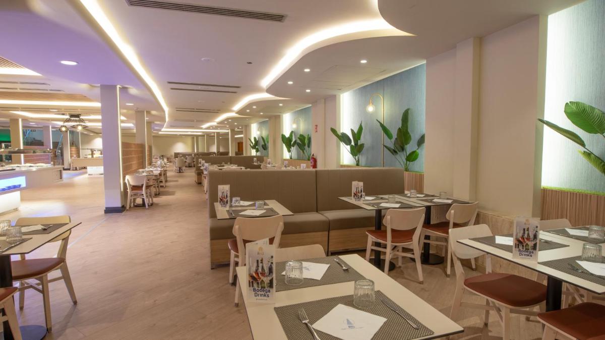Un restaurante con mesas y sillas y una cafetería. en Gran Hotel Bali & Spa, en Benidorm 41 fotos más