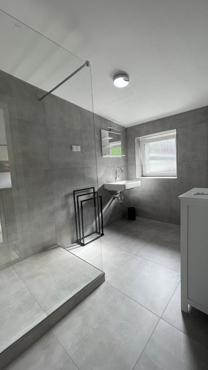 OASE im grünen Hinterhof, EG, Ruhe, Terrasse, Carport, free PayTV, Kaffee&Tee, Fahrräder - Housity