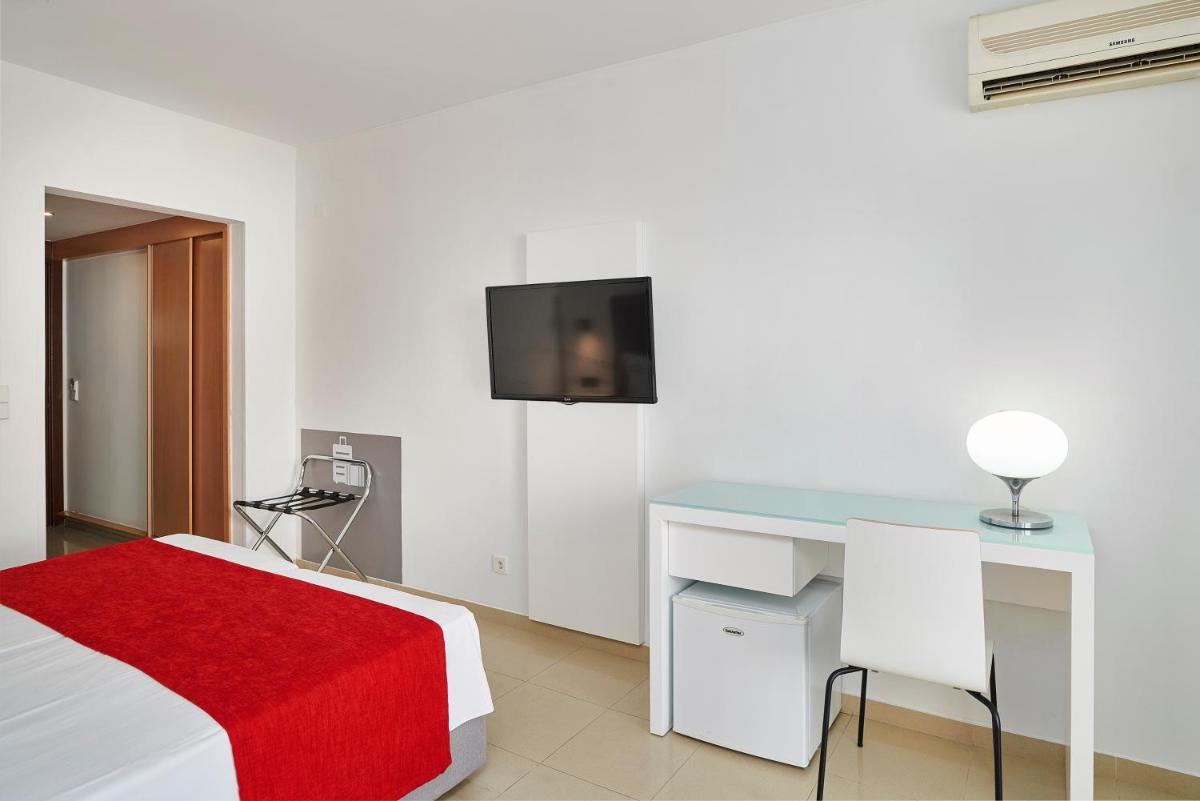 Uma televisão e/ou sistema de entretenimento em Rocamar Exclusive Hotel & Spa - Adults Only