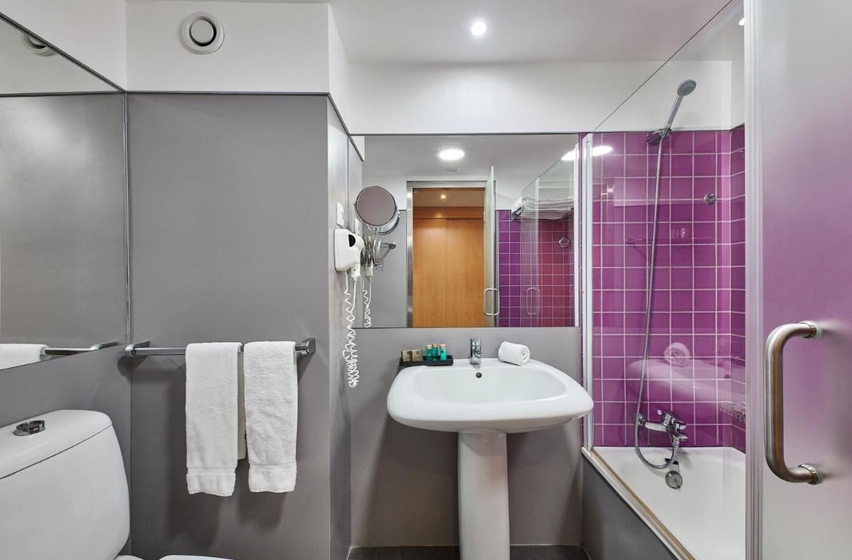 Uma casa de banho em Rocamar Exclusive Hotel & Spa - Adults Only