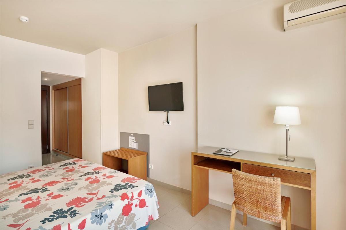 Uma televisão e/ou sistema de entretenimento em Rocamar Exclusive Hotel & Spa - Adults Only