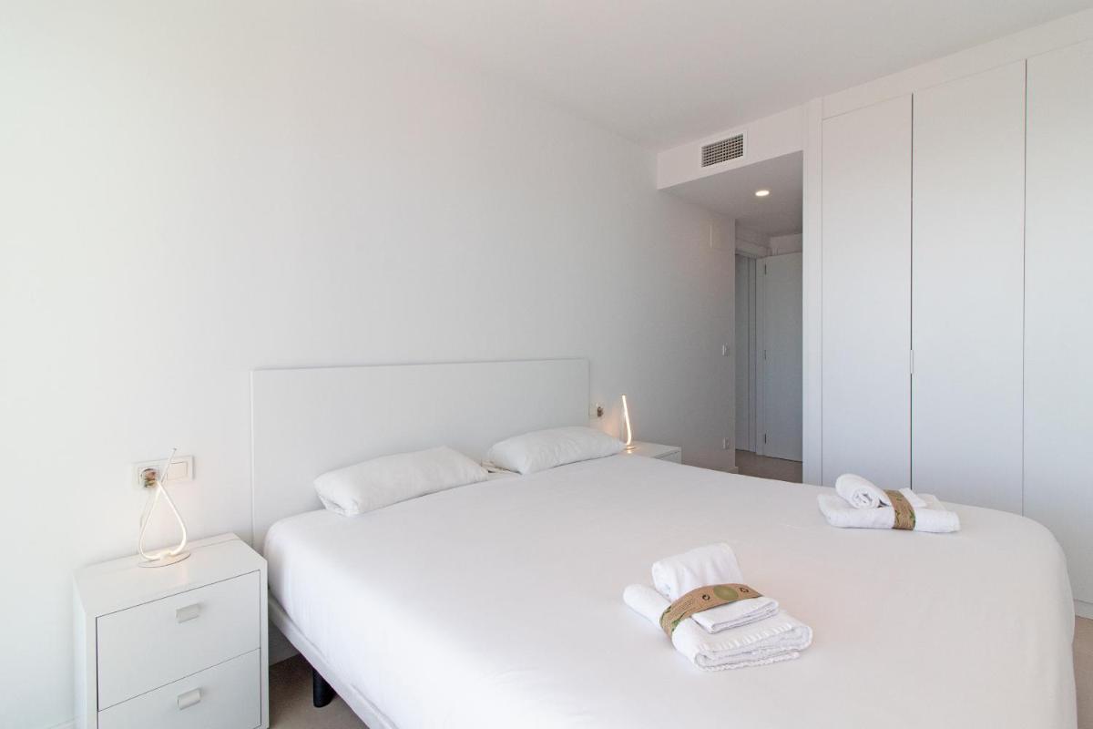 Global Properties, Moderno apartamento con dos terrazas con vistas al mar y a la montaña - Housity