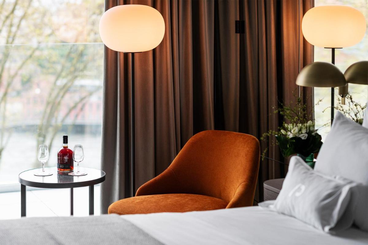 Uma cama ou camas num quarto em Altis Porto Hotel