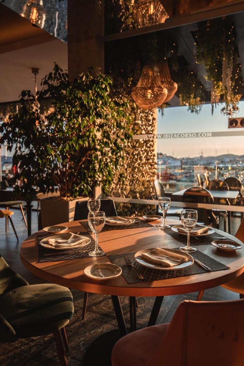 Un restaurante o sitio para comer en Ibiza Corso Hotel & Spa