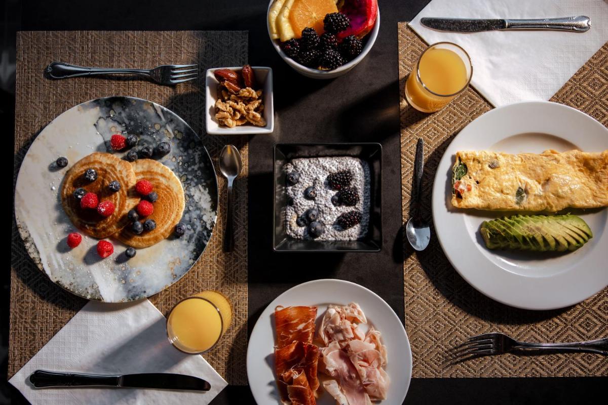 Comida en o cerca de este hotel