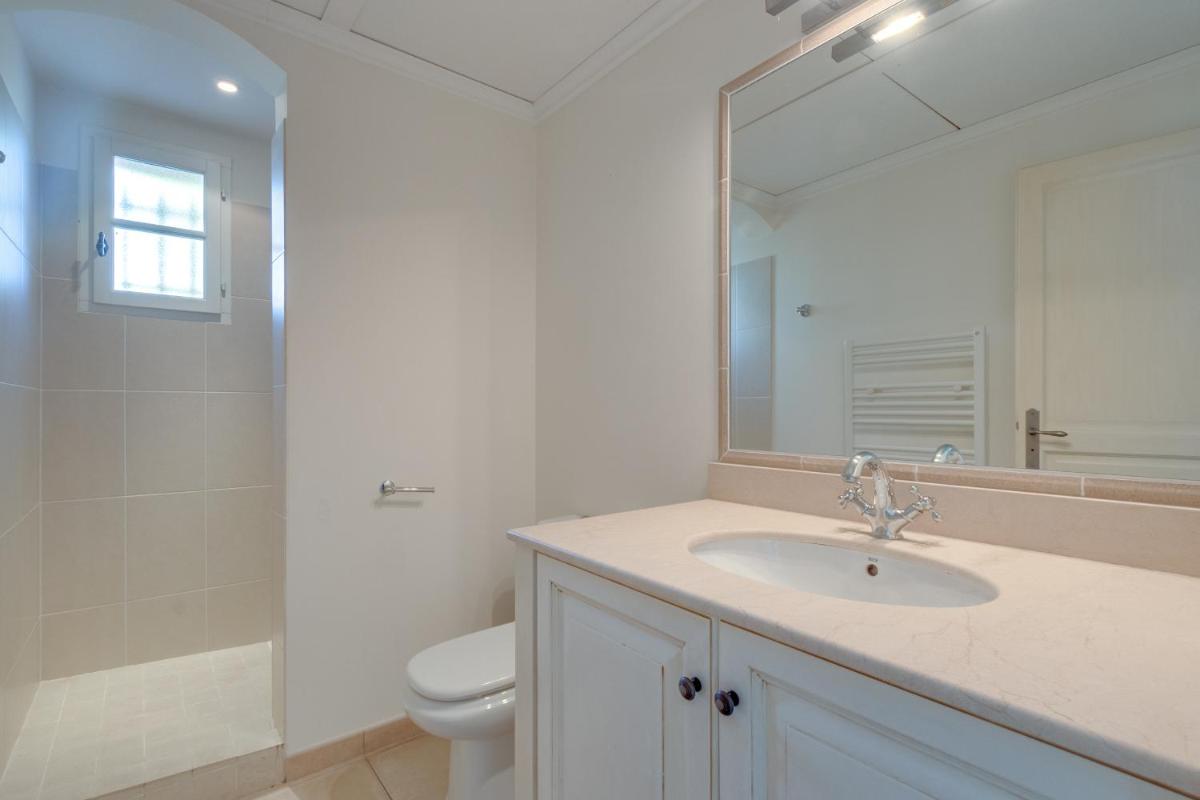Salle de bains dans l'établissement Les Appartements et Maisons du Domaine de Saint Endréol Golf & Spa Resort