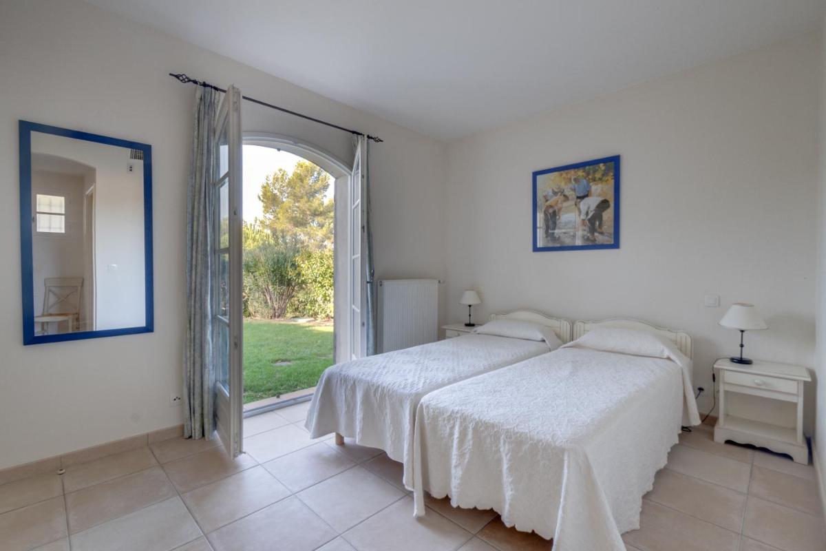 Un ou plusieurs lits dans un hébergement de l'établissement Les Appartements et Maisons du Domaine de Saint Endréol Golf & Spa Resort