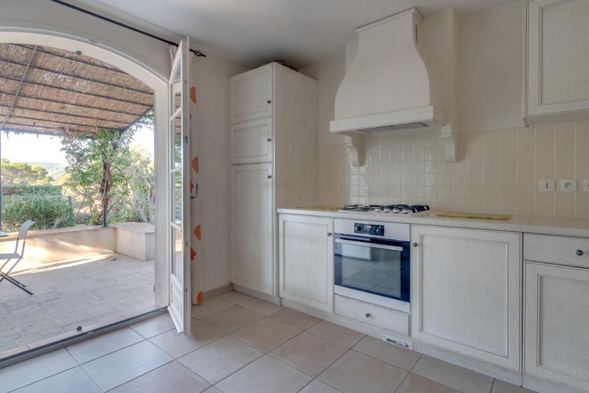 Cuisine ou kitchenette dans l'établissement Les Appartements et Maisons du Domaine de Saint Endréol Golf & Spa Resort