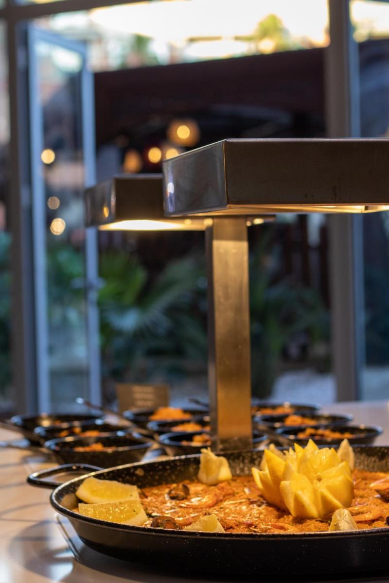 Comida en o cerca de este hotel