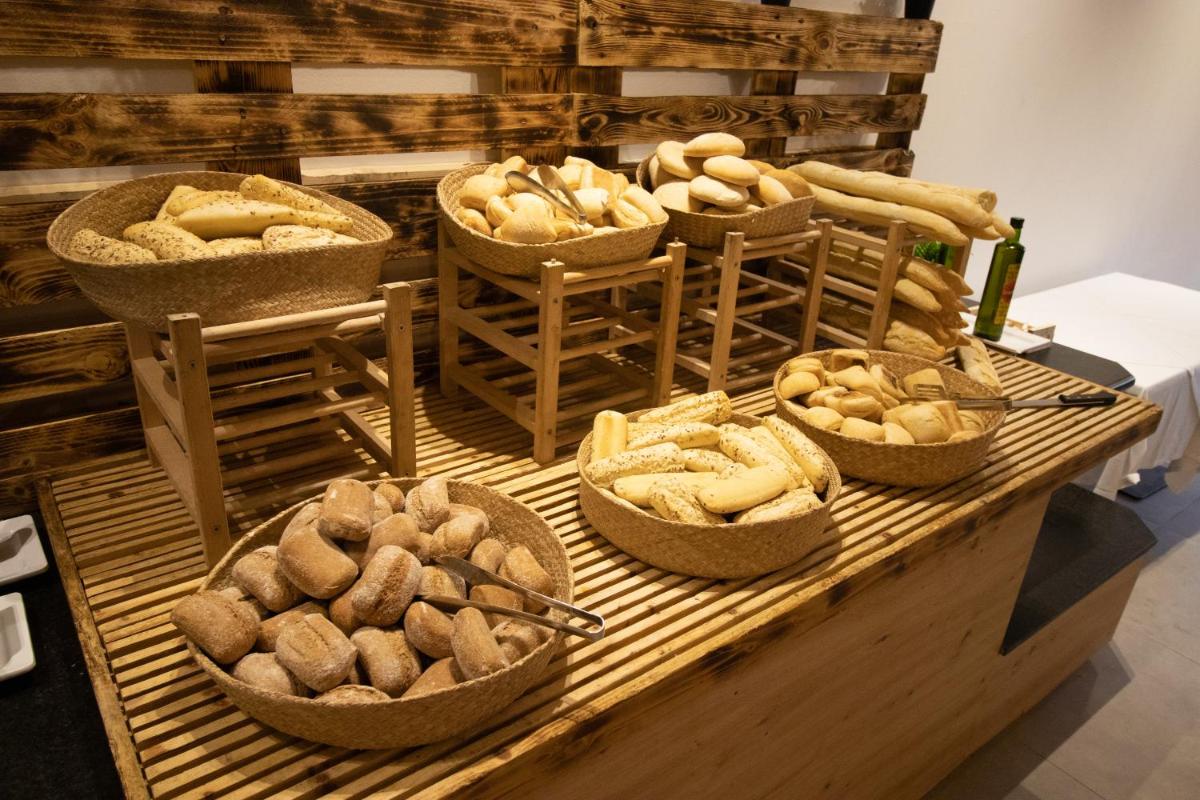Comida en o cerca de este hotel