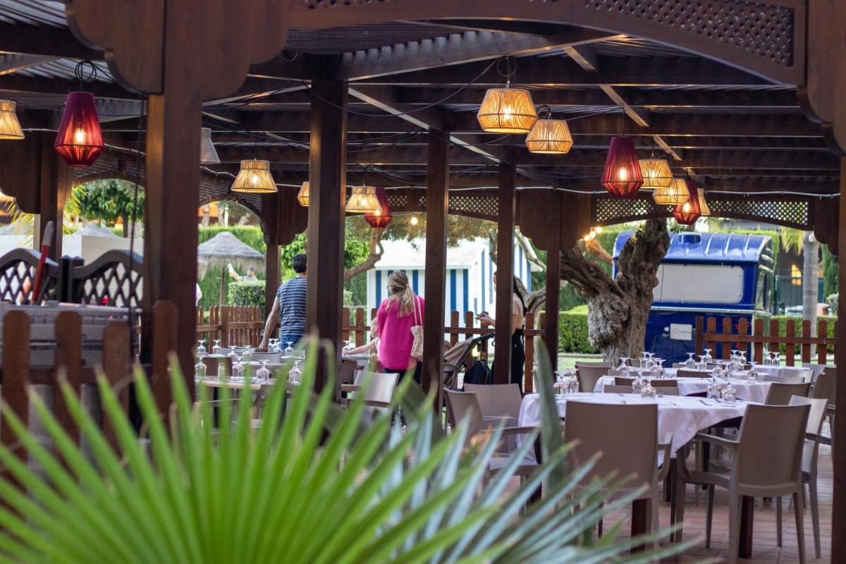 Un restaurante o sitio para comer en Ohtels Islantilla