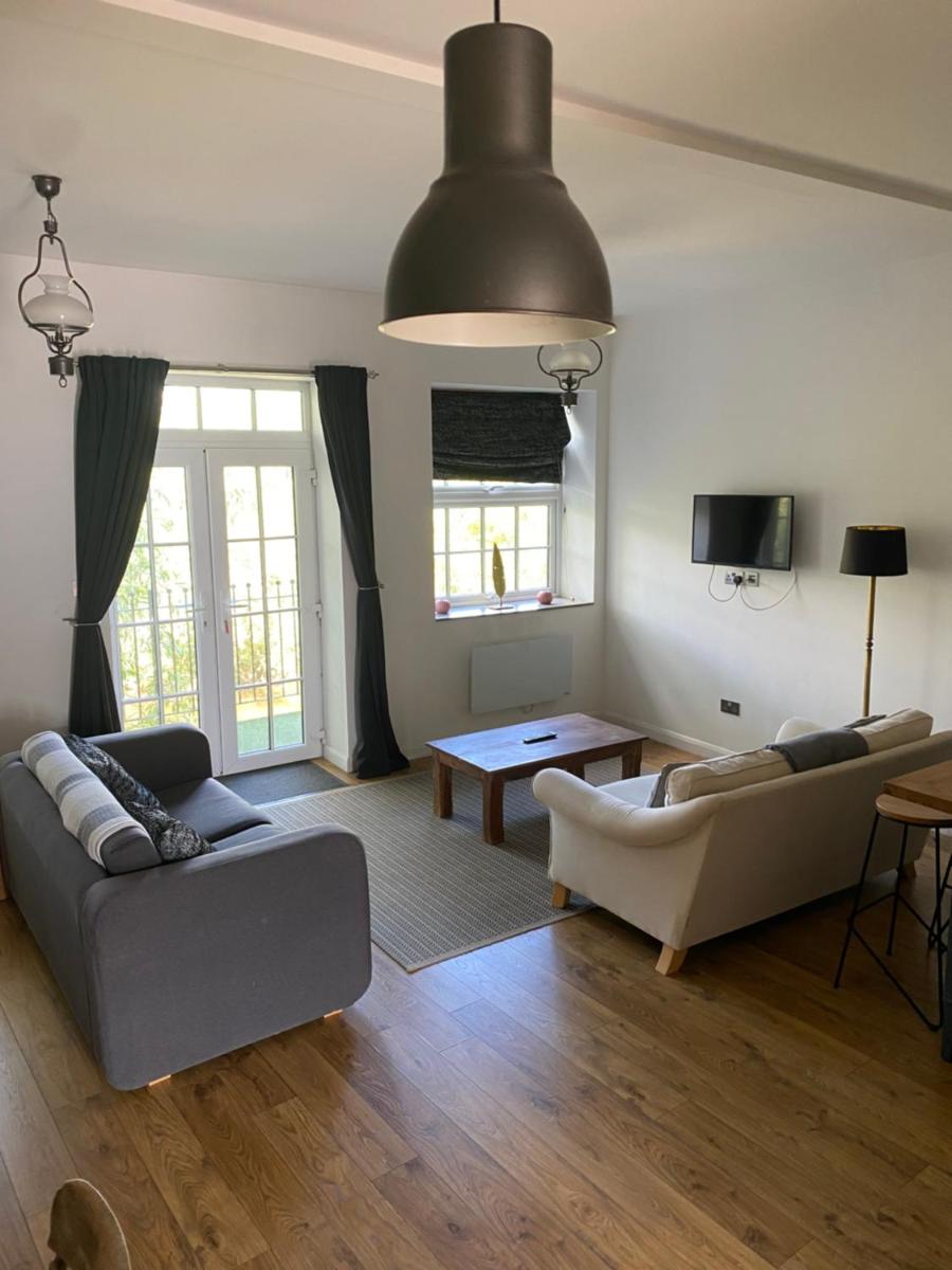 1 bed river apartment on the docks - Housity