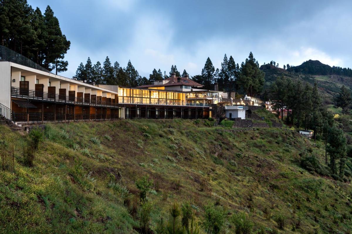 un edificio en la ladera de una colina en Parador de Cruz de Tejeda, en Tejeda