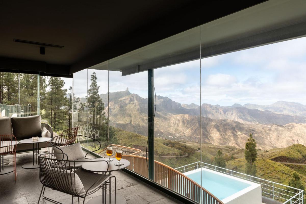 un balcón con vista a las montañas en Parador de Cruz de Tejeda, en Tejeda