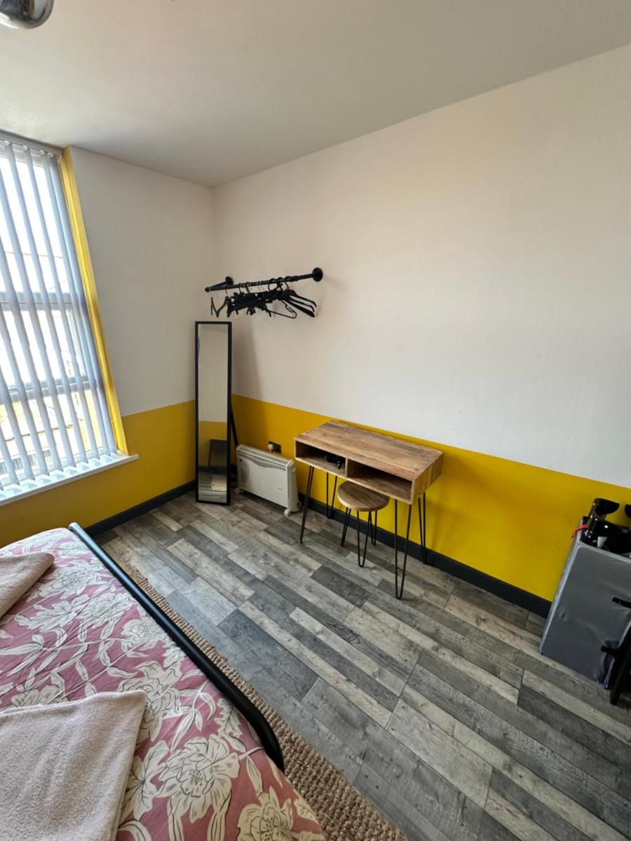 Town Center Willow Apartment - Sleeps Up to 10 - Dogs Welcome - 2 Minutes from Train Station - Hizvo
