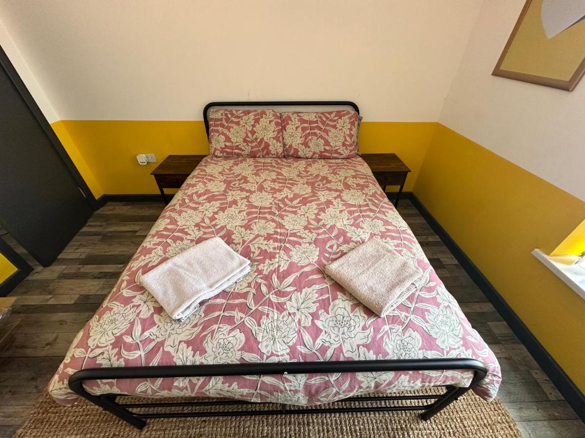 Town Center Willow Apartment - Sleeps Up to 10 - Dogs Welcome - 2 Minutes from Train Station - Hizvo