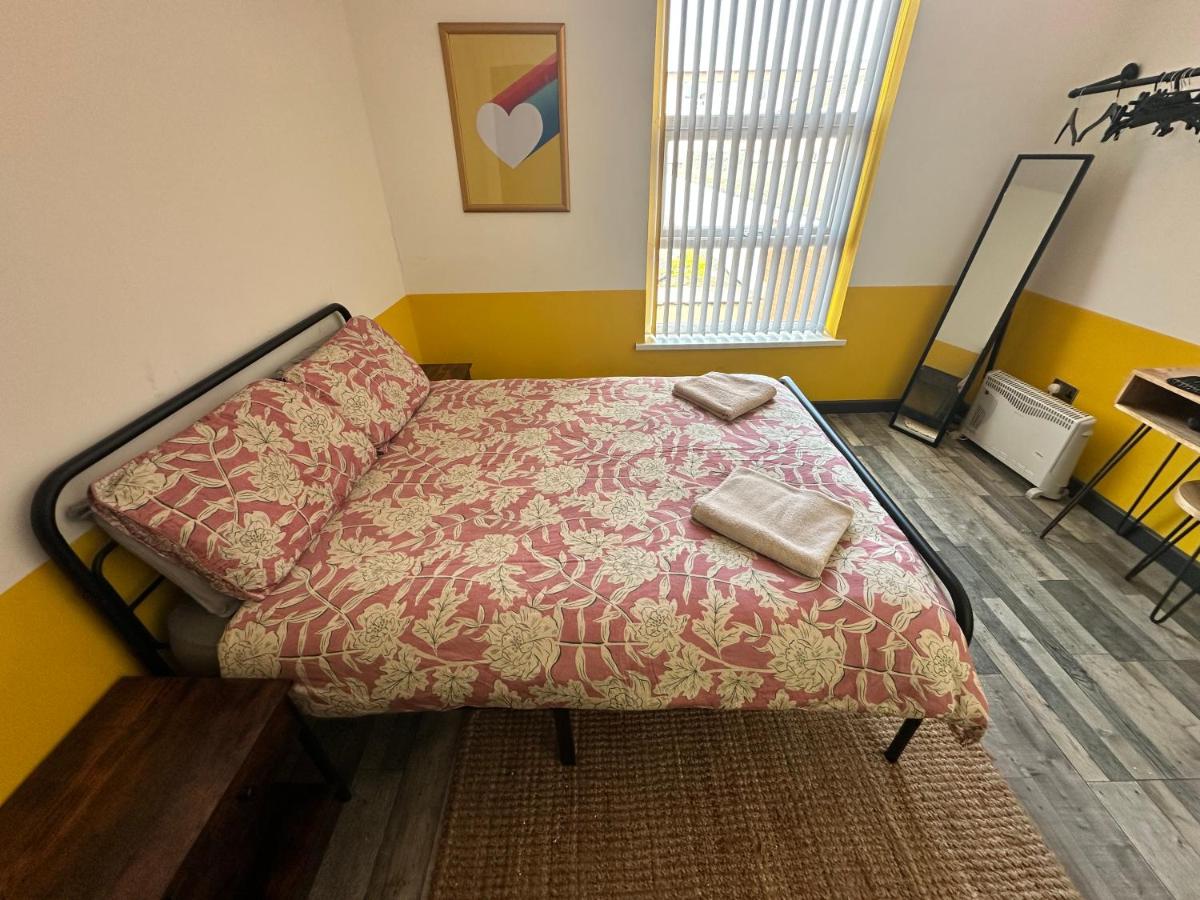 Town Center Willow Apartment - Sleeps Up to 10 - Dogs Welcome - 2 Minutes from Train Station - Hizvo