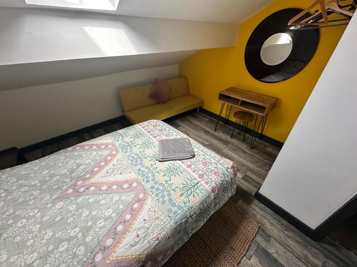 Town Center Willow Apartment - Sleeps Up to 10 - Dogs Welcome - 2 Minutes from Train Station - Hizvo