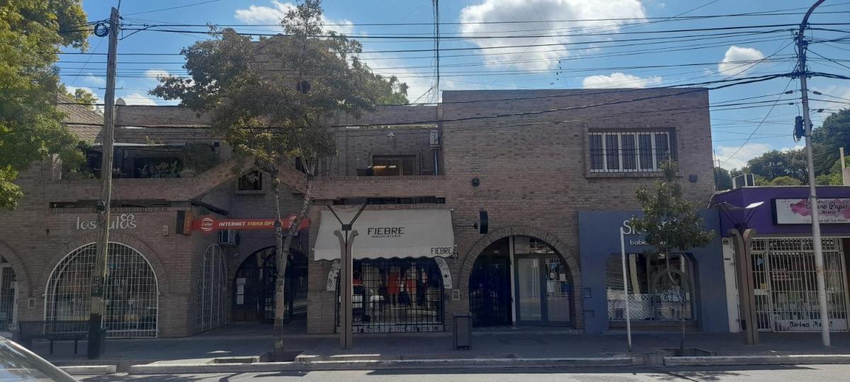 Departamento céntrico en San Martín, amplio, con aire acondicionado y cochera privada - Housity