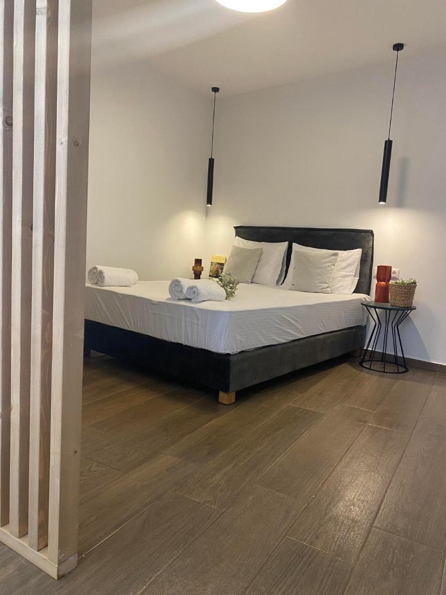 Oniropetra Luxury Suites - Housity