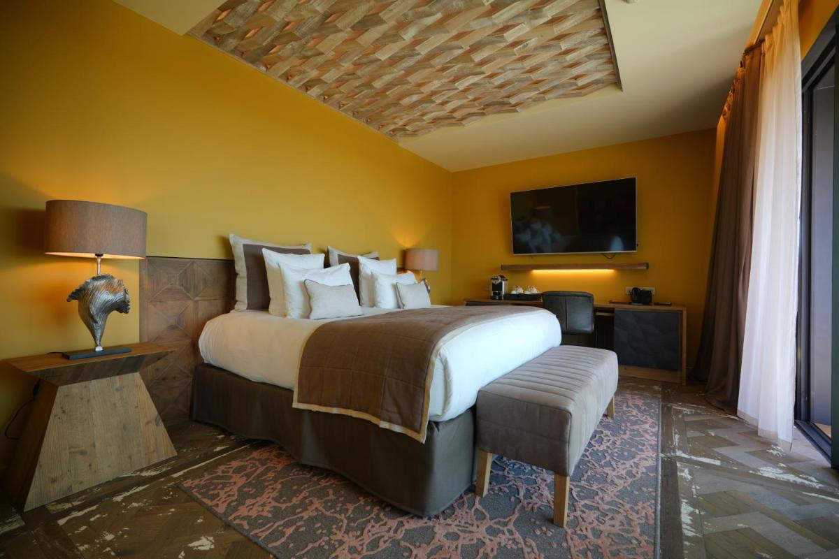 Un ou plusieurs lits dans un hébergement de l'établissement Les Regalia Hôtel & Spa
