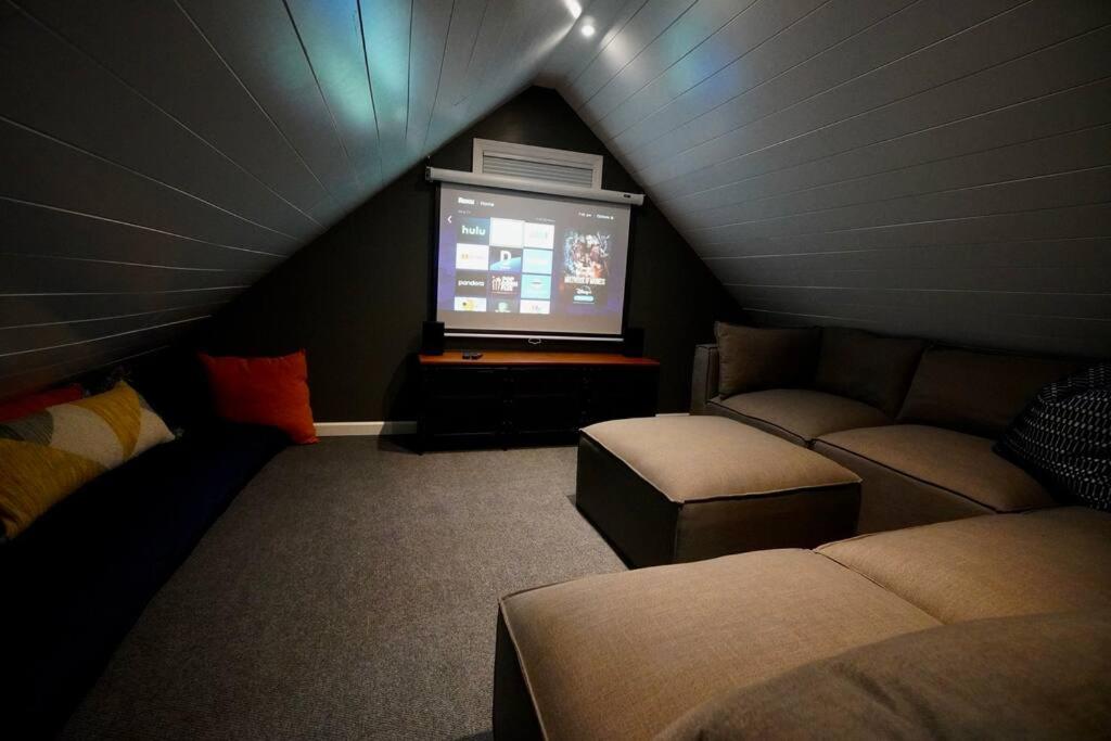 Perfect Vacation Home with Game Room Theater Hot Tub - Housity