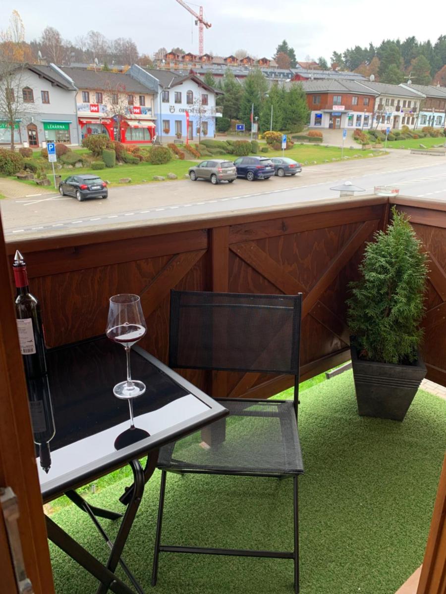 Jsmit Music&Bar&Apartments, balkóny v apartmánah, bar dole - Housity