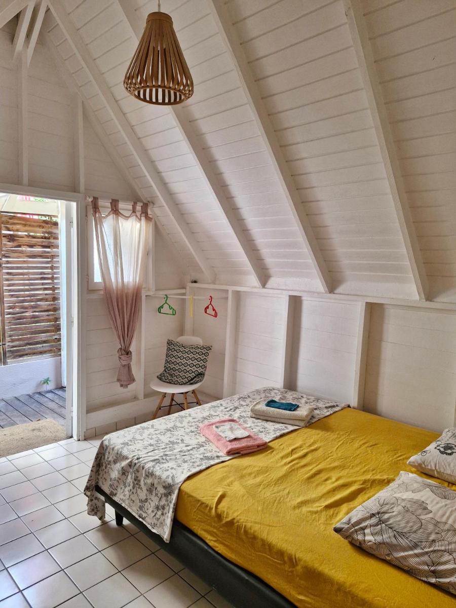 Petite case creole avec jardin au calme - Housity