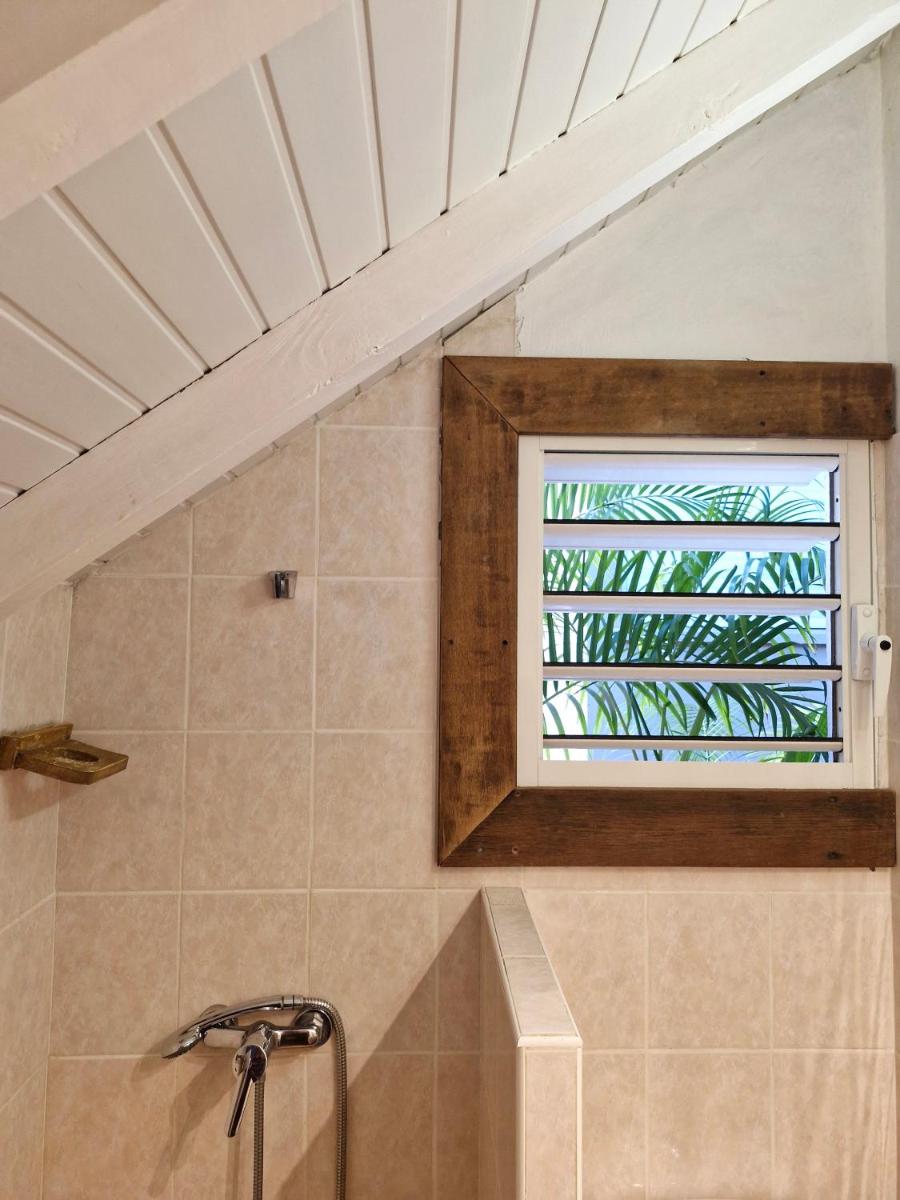 Petite case creole avec jardin au calme - Housity