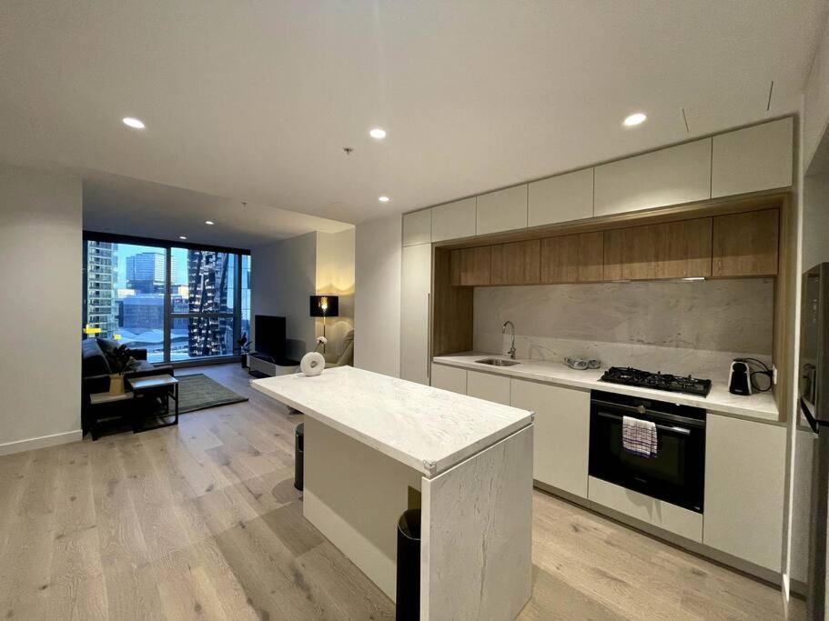 Brand New 1BR Apt With Unbeatable Location - Housity