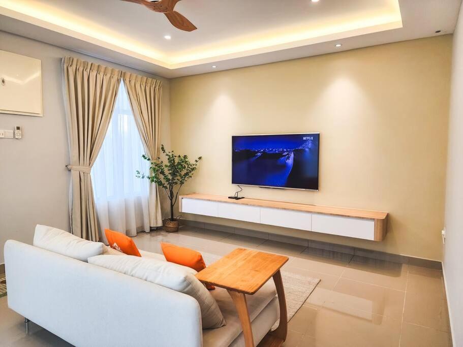 Ayera Residence Muji X Near Permas X Staycation 4BR4B #12 pax by Cowidea - Hizvo
