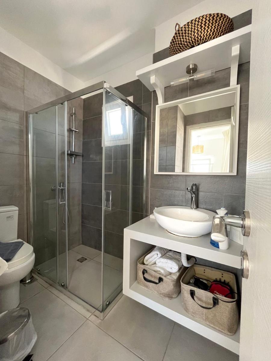 Quiet 3-bedroom sea view house with shared pool - Housity