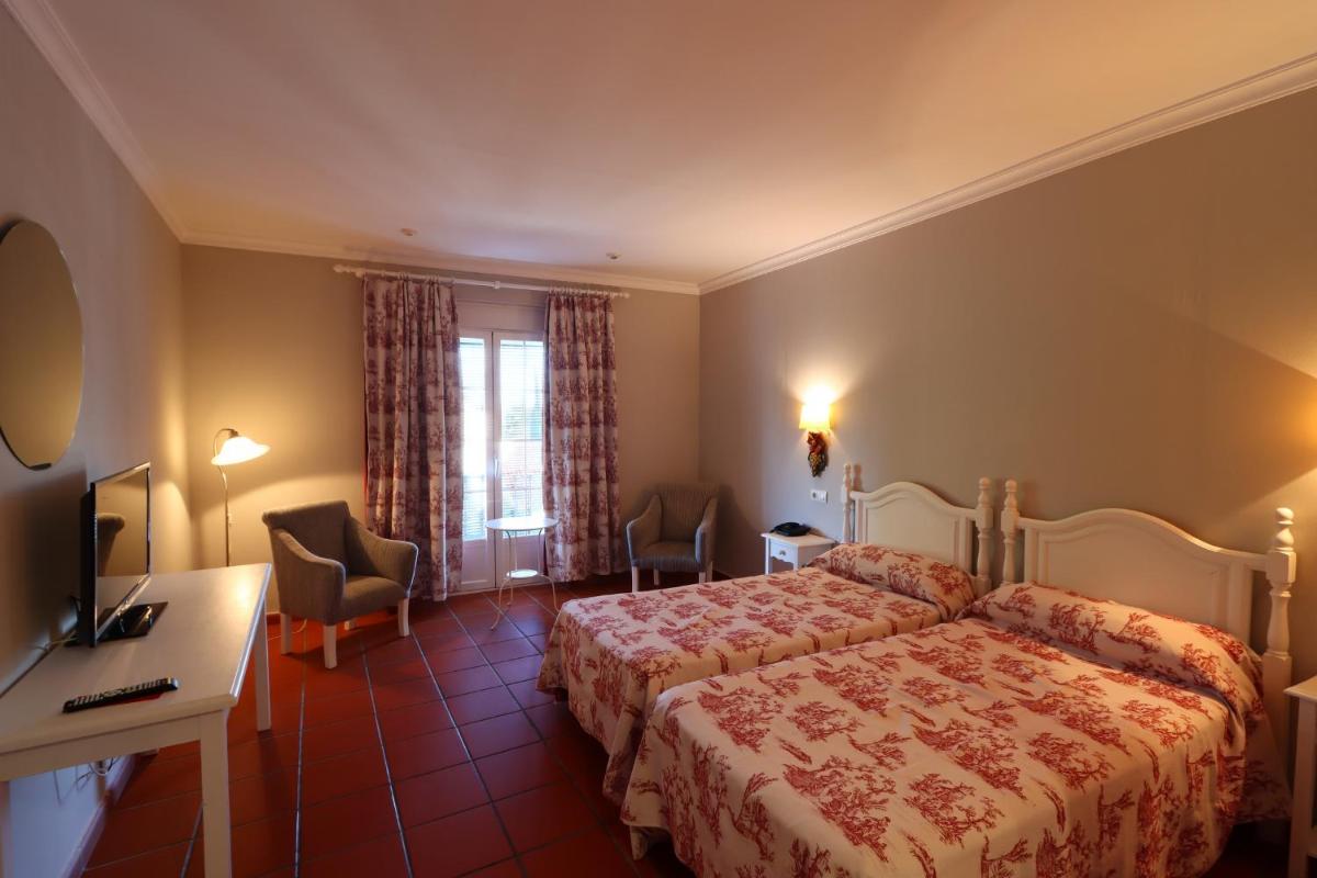una habitación de hotel con una cama y un escritorio en Hotel Varinia Serena - Balneario de Alange, en Alange