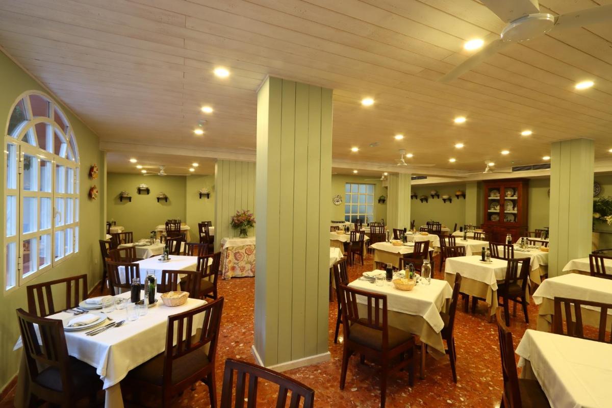 Un restaurante o sitio para comer en Hotel Varinia Serena - Balneario de Alange