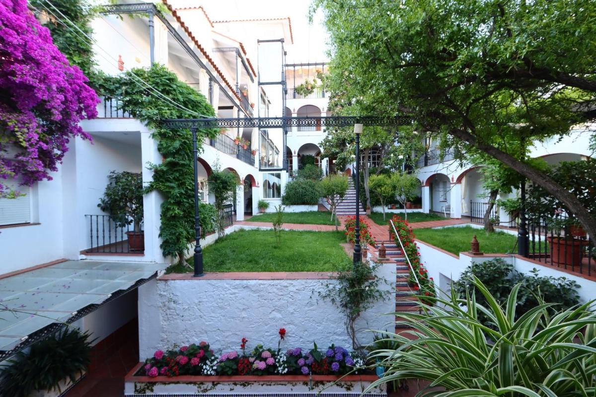 un patio de un edificio con flores y plantas en Hotel Varinia Serena - Balneario de Alange, en Alange