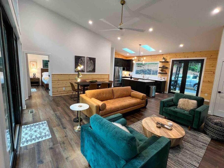 Modern Mountain Getaway with Hot Tub, Fire Pit - Housity