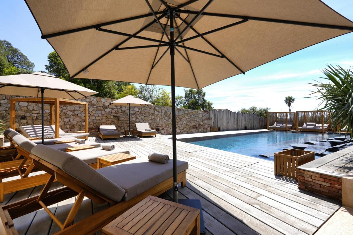 Piscine de l'établissement Les Regalia Hôtel & Spa ou située à proximité