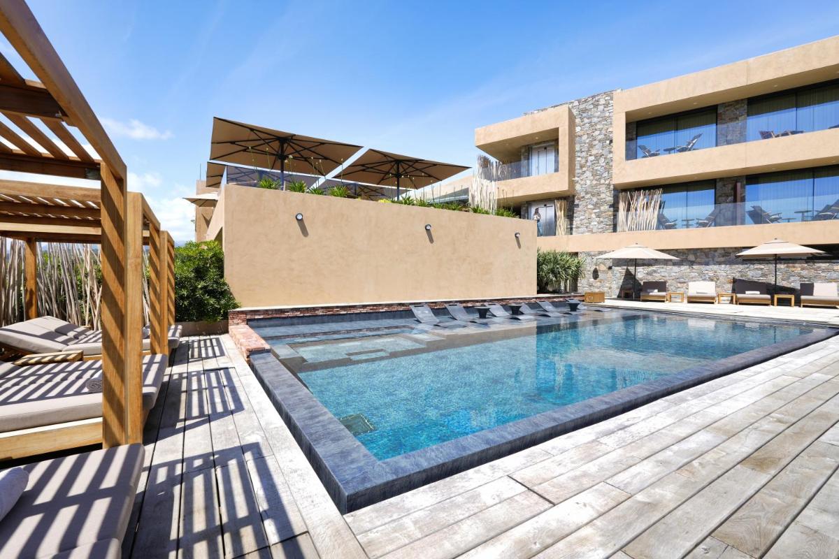 Piscine de l'établissement Les Regalia Hôtel & Spa ou située à proximité