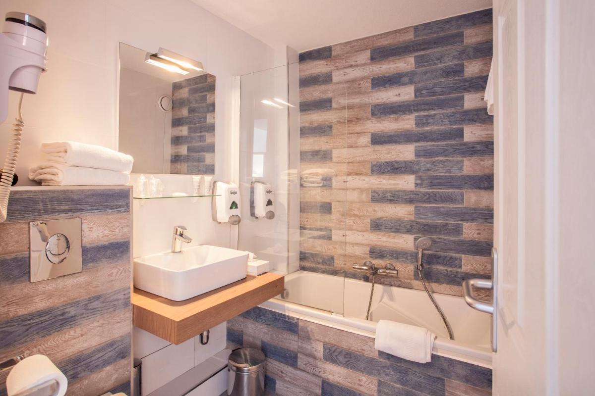 Salle de bains dans l'établissement Le Neptune & Spa