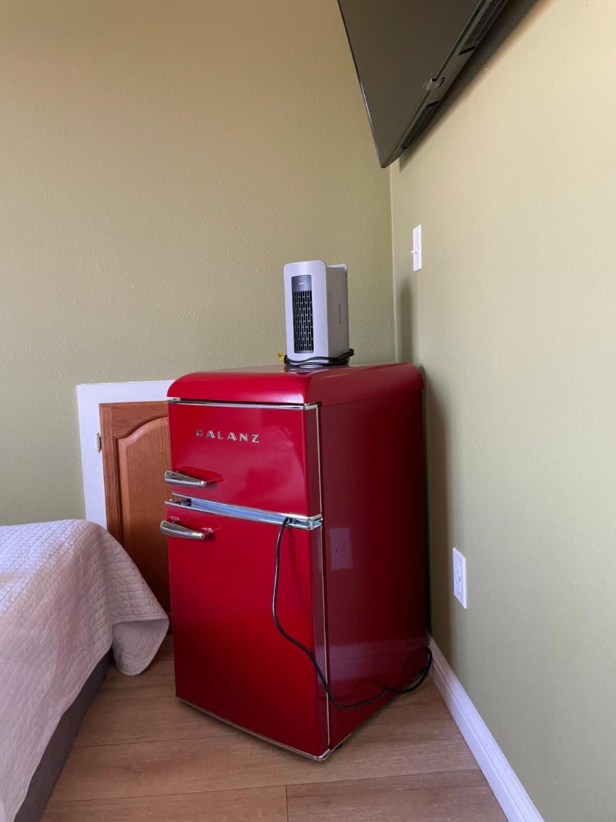 Private Room in LA with free WIFI and TV with Shared Kitchen - Housity