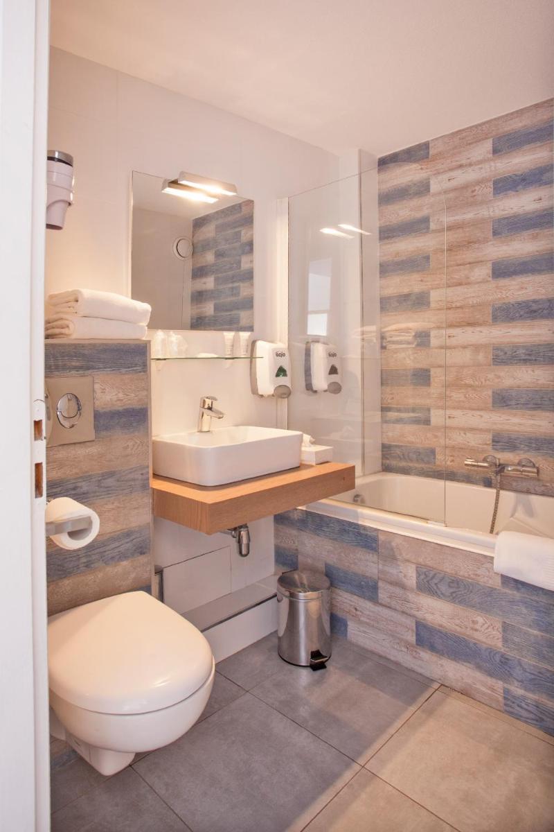 Salle de bains dans l'établissement Le Neptune & Spa