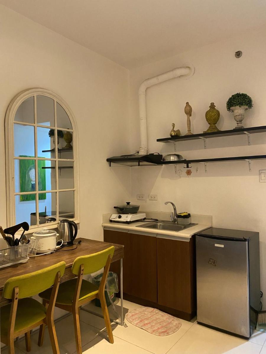 Roxas Blvd Stunning Studio Condo Near US Embassy - Hizvo
