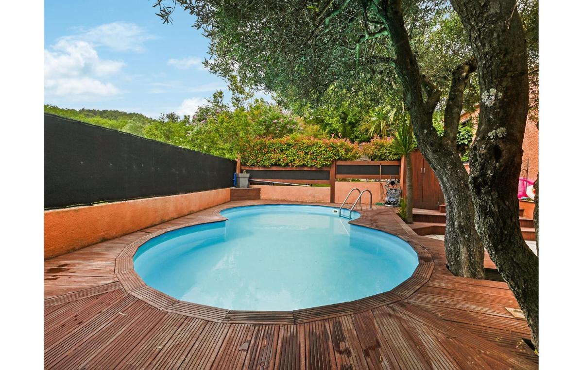 Nice Home In St-Génies-De-Comolas - Housity