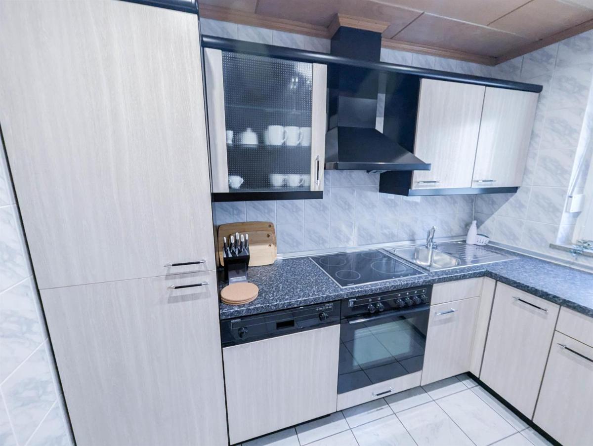ALFA Stuttgart 3 Zimmer 6 Betten Apartment Zuffenhausen Porsche Bosch BZ WLAN EBK WM - Housity