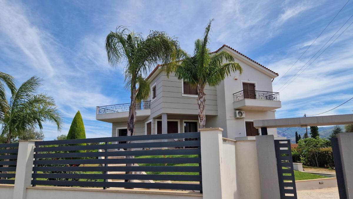 Dimitris Villa - Housity